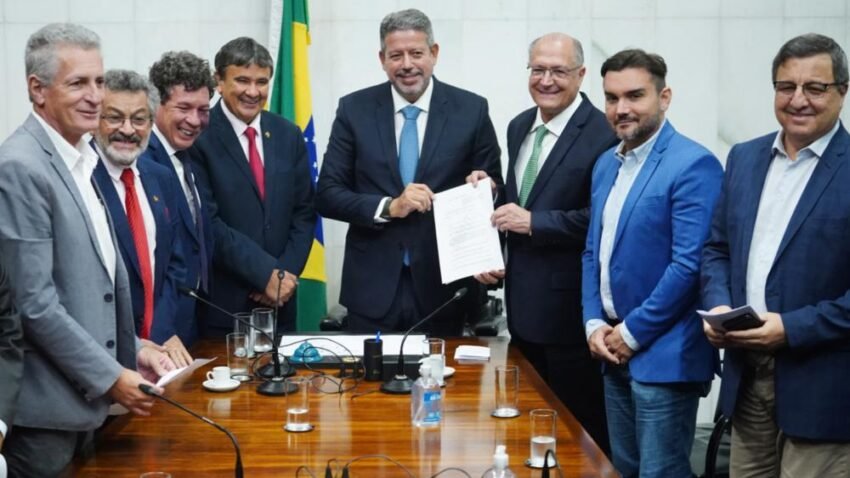 Equipe de Lula entrega minuta do texto da PEC da Transição ao Congresso, excluindo Bolsa Família e outros programas sociais do teto de gastos