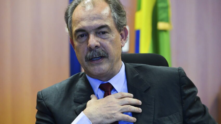 ‘Brasil não pode ser só a fazenda do mundo’, afirma Mercadante em posse como presidente do BNDES