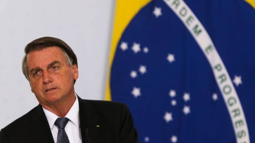 CGU aponta irregularidades no consignado do Auxílio Brasil sob Bolsonaro. Ex-presidente também pagou indevidamente R$ 1,97 bi a taxistas e caminhoneiros