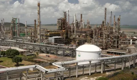 Refinaria baiana completa um ano de privatização, com gasolina mais cara do que a da Petrobras