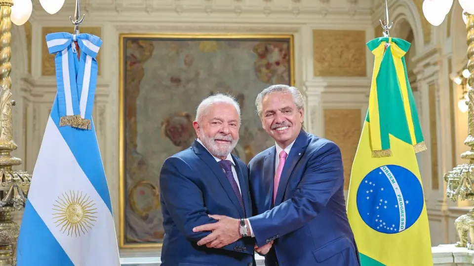 Presidentes do Brasil e da Argentina formalizam estudo de moeda comum para transações comerciais entre os dois países. Entenda como vai funcionar