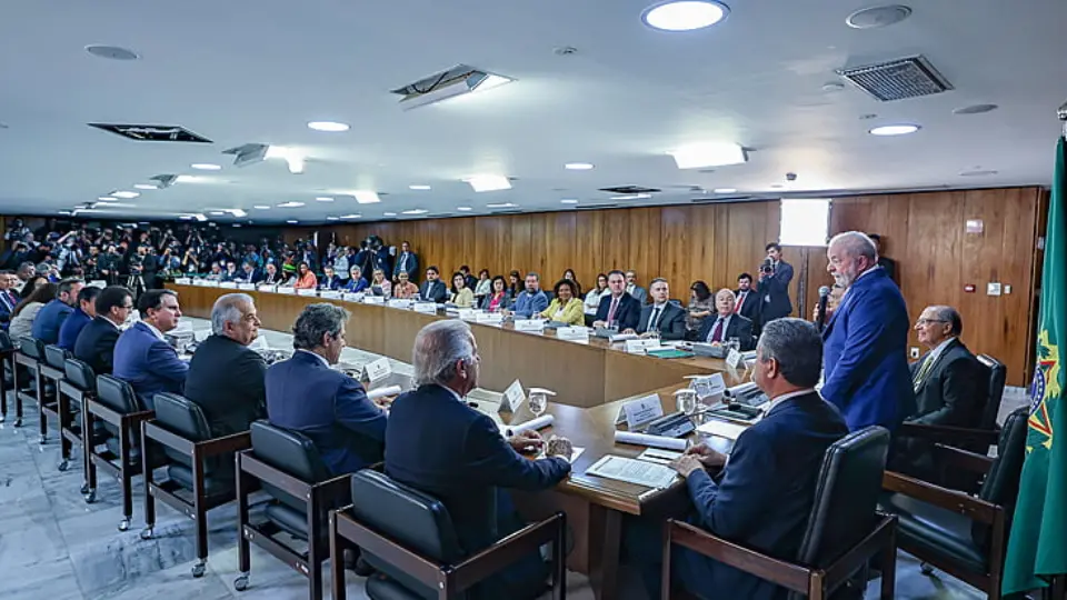 Em reunião com governadores, Lula promete ‘chegar a quem financiou’ vandalismo em Brasília. AGU identifica 100 empresas suspeitas