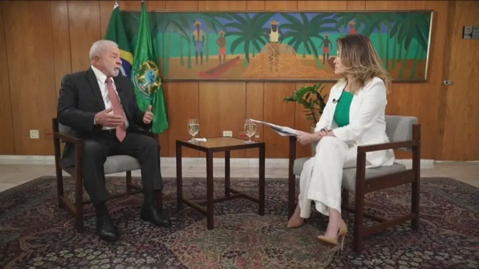 Em entrevista, Lula critica juros, inflação e diz que fará reforma tributária para isentar o pobre e cobrar do rico