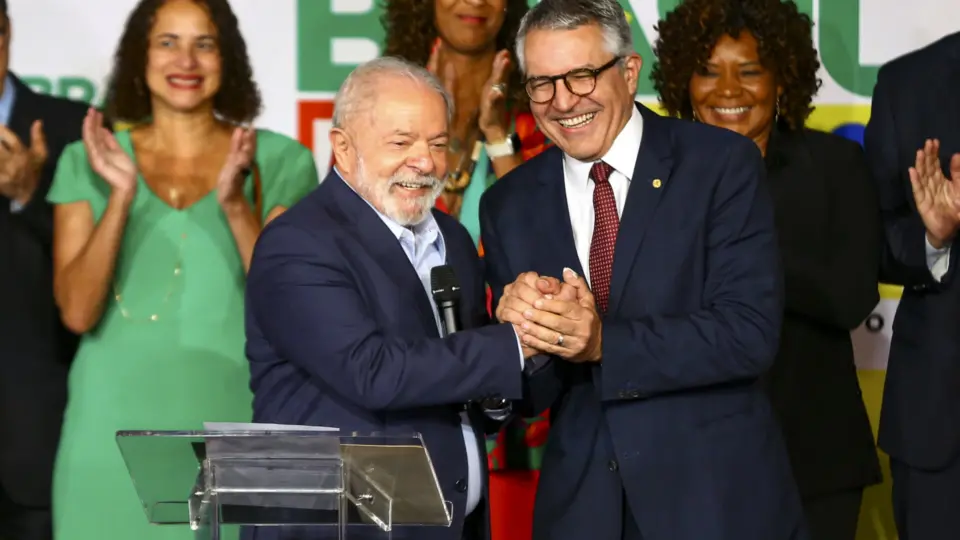 Alexandre Padilha diz que Lula não pretende mexer em autonomia do Banco Central. Campos Neto minimiza fala do presidente em entrevista