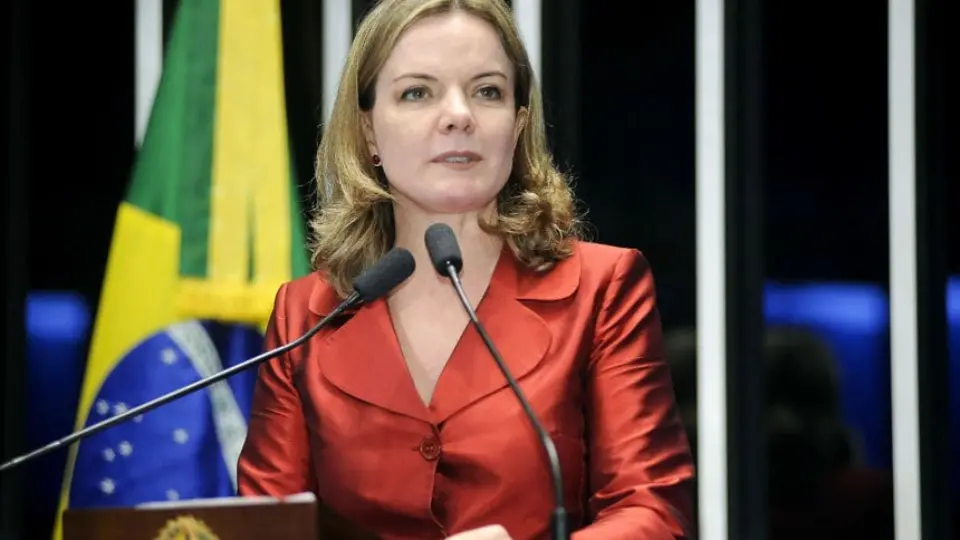 Gleisi Hoffmann segue Lula e diz que política monetária do Banco Central atua ‘contra o governo e contra o país’