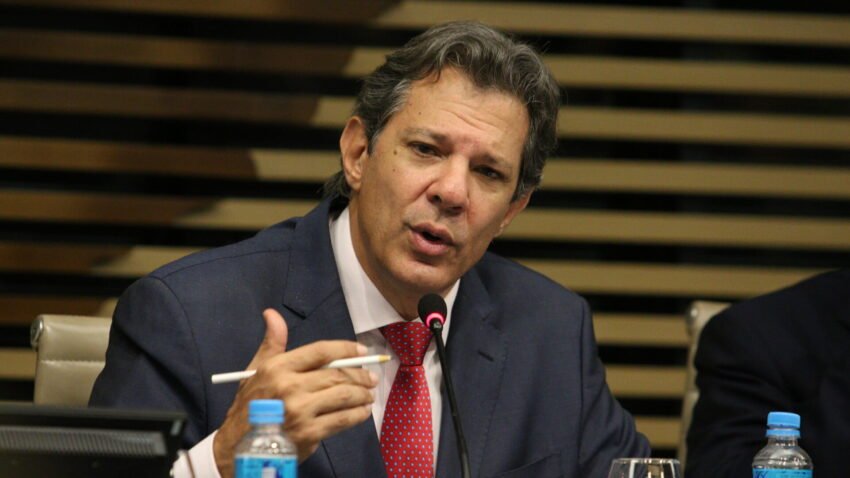 Reforma tributária será negociada após viagem de Lira, diz Haddad
