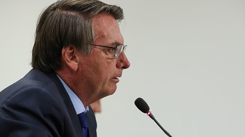 TCU aponta que governo Bolsonaro descumpriu Lei de Responsabilidade Fiscal ao turbinar benefícios em 2022