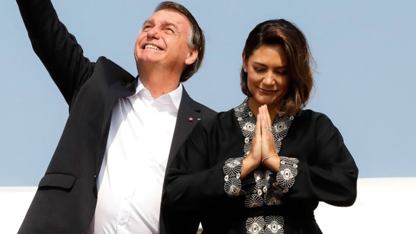 Com argumentos sem sentido, defesa não consegue explicar origem de dinheiro na conta de Michelle Bolsonaro, mas admite que o ex-presidente tem uma conta no exterior
