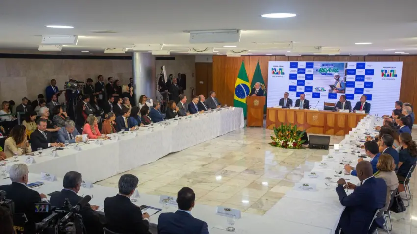 Lula cobra iniciativas dos ministros durante evento de 100 dias de governo e volta a criticar taxa de juros