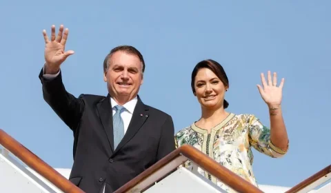 Funcionária diz que Michelle Bolsonaro recebeu em mãos segundo kit de joias sauditas