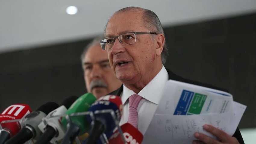 Alckmin afirma que Nova Indústria Brasil ‘não tem nada a ver’ com a questão fiscal. Centrais assinam nota em apoio ao pacote