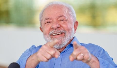 Em live semanal, Lula critica juros do consignado, dizendo que crédito é ‘triplamente caro’