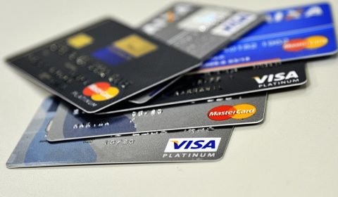 Juros do rotativo do cartão de crédito interrompem trajetória de queda em março e vão a 421,3% ao ano