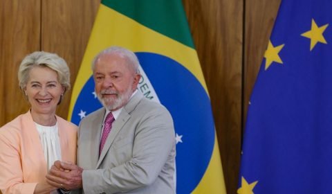 Ao lado de presidente da comissão europeia, Lula critica dispositivo acrescentado pela União Europeia em acordo com o Mercosul