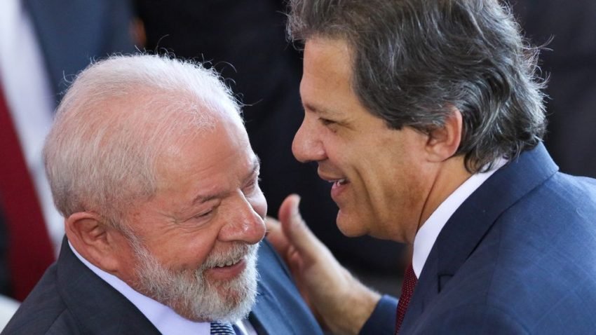 Moody’s eleva de ‘estável’ para ‘positiva’ perspectiva de nota de crédito do Brasil. Lula e Haddad comemoram