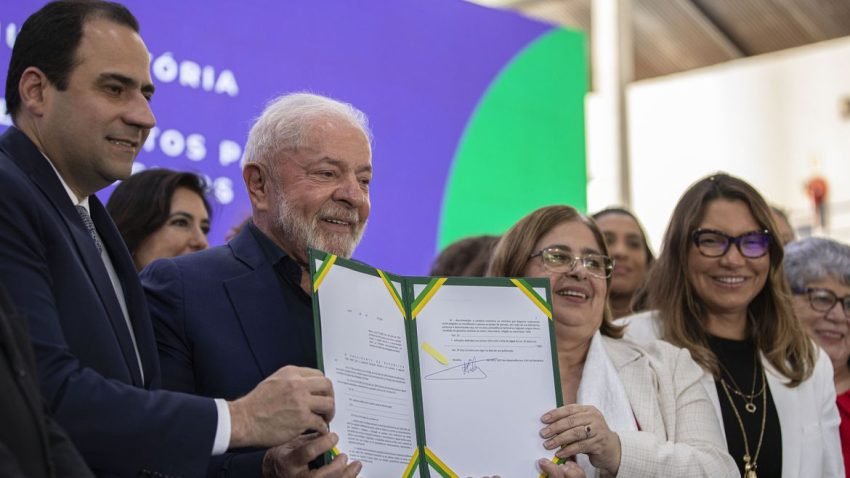 Lula sanciona projetos voltados para as mulheres e torna obrigatória a igualdade salarial: ‘Vamos fazer cumprir a lei’