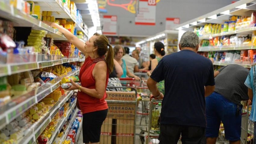 Confiança do consumidor atinge maior nível desde 2019