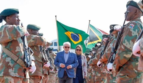 Lula chega à África do Sul para participar de cúpula dos Brics. Bloco discutirá adesão de novos membros
