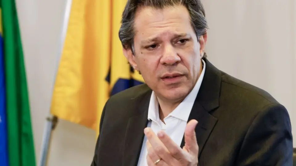 Governo brasileiro está preocupado com possível vitória de Milei nas eleições argentinas do domingo, diz Haddad
