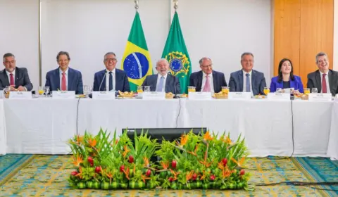 Em reunião com ministros e lideranças, Lula diz que não mexe no Orçamento de 2024 para cortar despesas
