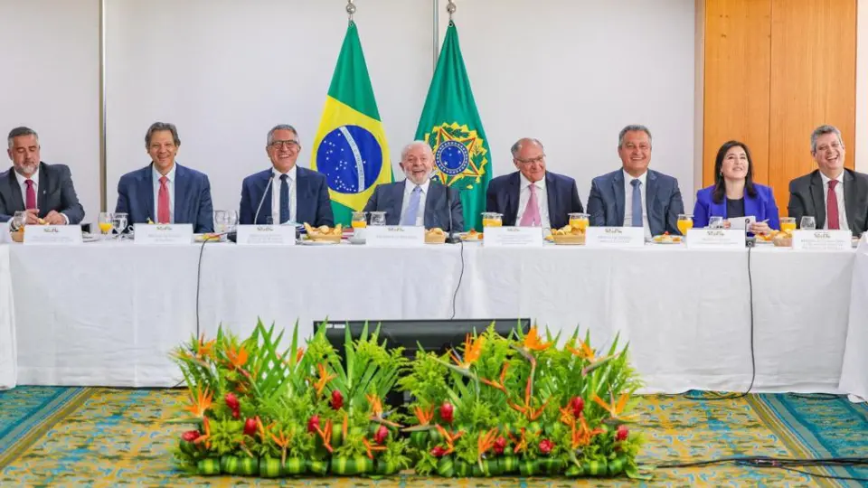 Em reunião com ministros e lideranças, Lula diz que não mexe no Orçamento de 2024 para cortar despesas