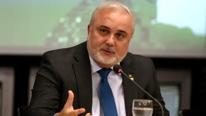 Presidente da Petrobras diz que Lula ‘jamais pediu para segurar preço dos combustíveis’