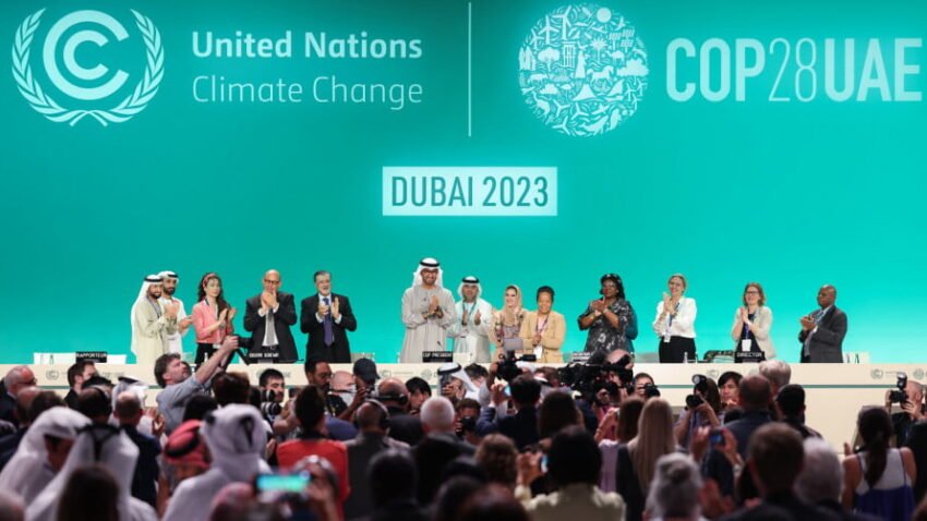 Após atraso, COP28 termina com texto que prevê ‘fim da era do petróleo’. Marina Silva exalta acordo, mas cobra ricos