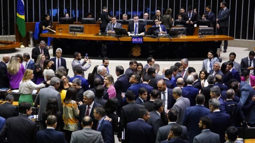 Congresso aprova LDO com R$ 49 bi em emendas parlamentares e agenda bolsonarista de costumes