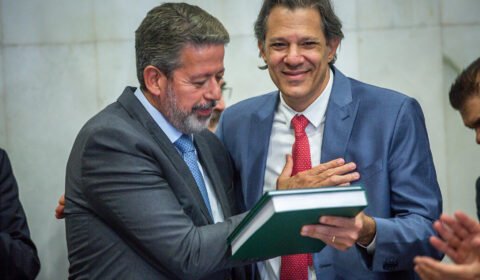 Haddad entrega a Lira e Pacheco texto da regulamentação da reforma tributária; equipe econômica sugere ‘cashback’ para a baixa renda