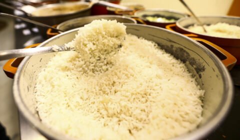 Nem o arroz escapa da onda de desinformação sobre tragédia no RS. Governo age para não deixar faltar o produto nas gôndolas