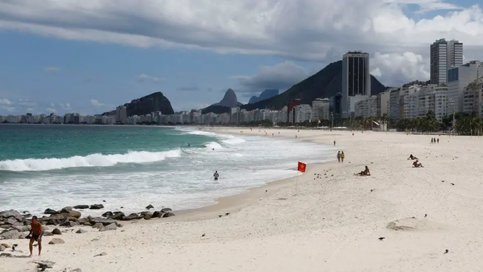 PEC relatada por Flávio Bolsonaro facilita privatização das praias